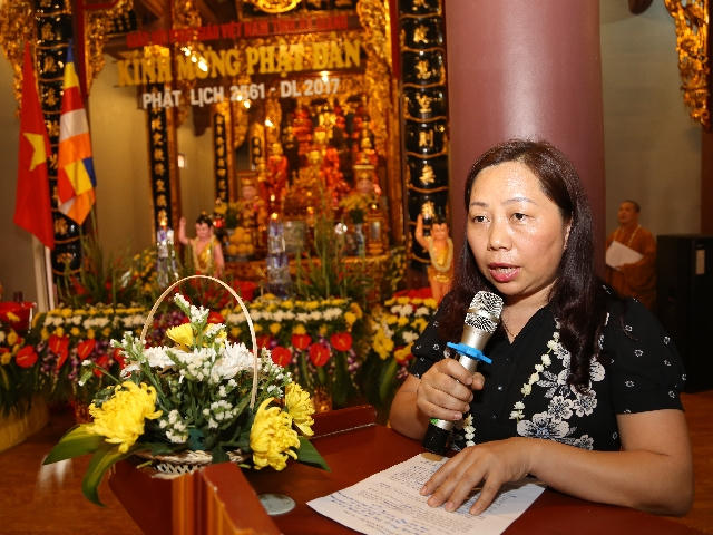 Bà Vương Thị Thủy phát biểu chúc mừng chư tôn đức Tăng Ni, Phật tử nhân Đại lễ Phật Đản.