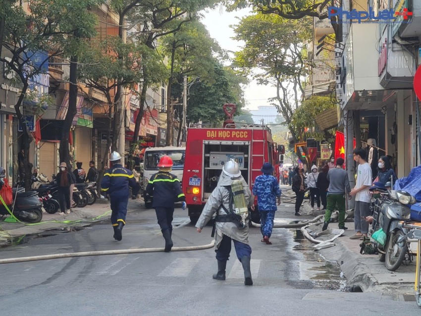 Nhiều xe cứu hỏa được huy động đến hiện trường vụ cháy.