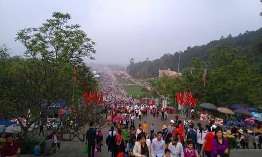 “Dù ai đi ngược về xuôi  Nhớ ngày giỗ tổ mùng 10 tháng 3”