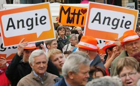 Hình ảnh đoàn người cầm biển có chữ “Angie” và “Mutti” tại một cuộc vận động tranh cử của đảng Liên minh Dân chủ Cơ đốc giáo (CDU) ở Magdeburg, Đức.