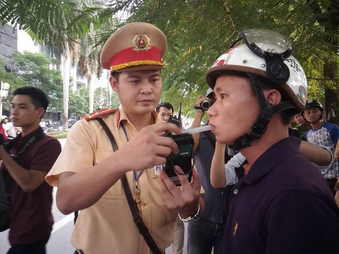 Phải đến khoảng 10 phút, sau khi tắt mở điện thoại nhiều lần và gọi cho vợ đến đón con, người đàn ông này mới chịu thổi vào máy đo. Kết quả cho thấy trong hơi thở của anh Long có nồng độ cồn, tỉ lệ là 0,56 mg/l khí thở.