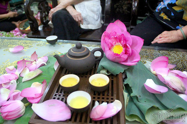 Uống trà sen cũng là một nghệ thuật, ấm trà phải dùng ấm sứ hoặc ấm tử sa, sau khi bóc lớp cánh sen, lấy trà cho vào ấm, đun nước sôi già, để giảm nhiệt độ xuống còn 90-95 độ rồi từ từ chế vào ấm.