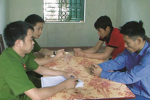 Hai đối tượng Hoàng Văn Bốn và Đào Xuân Thắng tại cơ quan Công an (Ảnh: CA cung cấp).