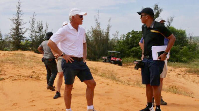 Ông Greg Norman khảo sát thực tế cho sân gôn chuẩn bị triển khai tại Phan Thiết.