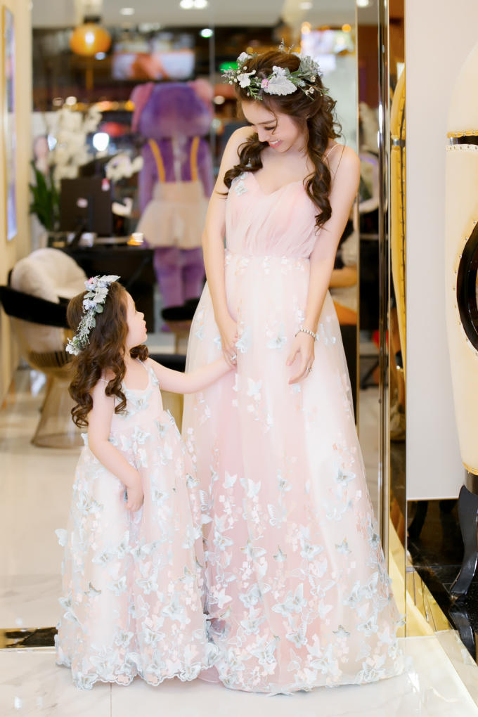 Cadie xinh như c&ocirc;ng ch&uacute;a, lần đầu catwalk diễn BST đầu ti&ecirc;n của mẹ Elly