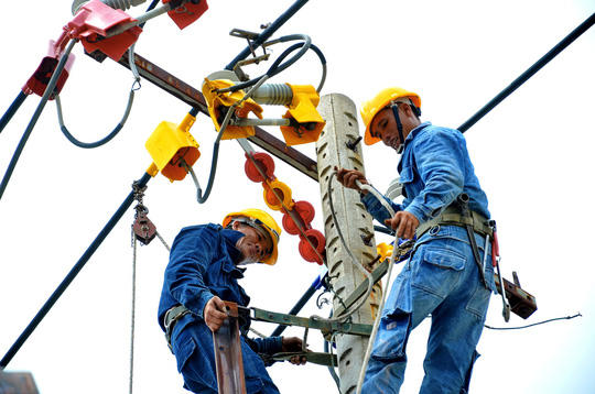 Bên cạnh việc tăng công suất, ngành điện thường xuyên cải tạo lưới điện để nâng cao hiệu quả cung cấp điện. Ảnh: TẤN THẠNH