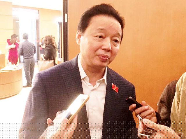 Bộ trưởng Trần Hồng Hà trao đổi với báo chí.