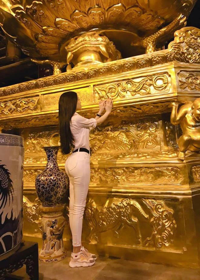 hư Dung chụp hình ở chốn linh thiêng không được cư dân mạng tán thành.