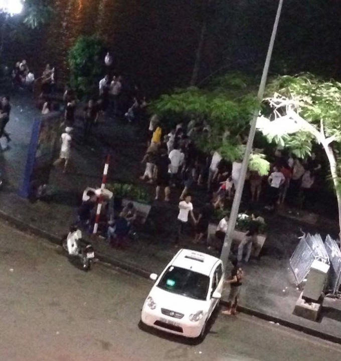 Nhiều người dân tập trung sau hỗn chiến trên tuyến phố đi bộ.