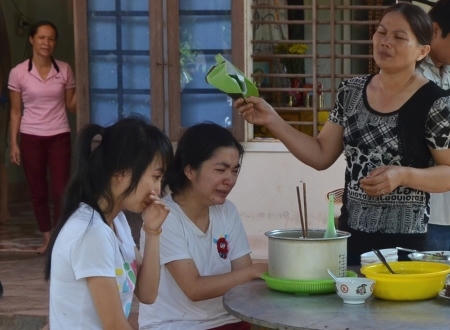 Con gái cùng bà con hàng xóm òa khóc, nghĩ đến nỗi đau mẹ mất mà chưa nhận dạng được thi thể.