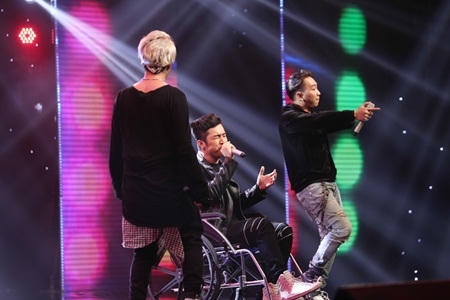 Nhóm FOE với ba thành viên, trong đó nổi bật là Yan Bi - hit-maker ca khúc Thu cuối đã từng “gây sốt” trong thời gian dài. Với phong cách đậm chất hip hop, FOE đã mang đến một phần trình diễn ấn tượng với phần rap chất lừ.