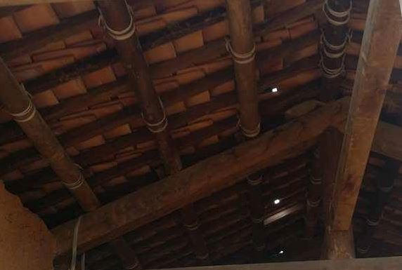 Mái nhà thì dột nát nhiều chỗ