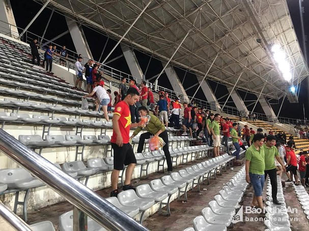 Hàng trăm cổ động viên Việt Nam cùng tham gia hoạt động ý nghĩa này. Ảnh: Lang Quốc Khánh