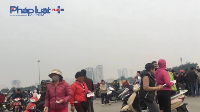 "Cò vé" mời chào công khai tại khu vực trước cửa sân.