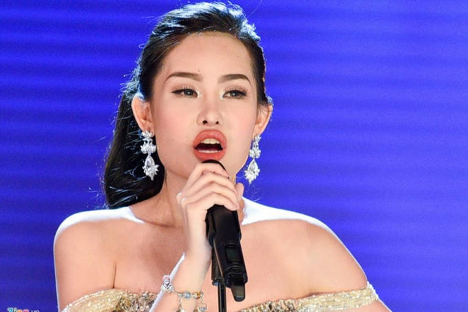 Hình ảnh Ngân Anh trả lời ứng xử trong đêm chung kết Hoa hậu Đại dương 2017. Ảnh: Zing