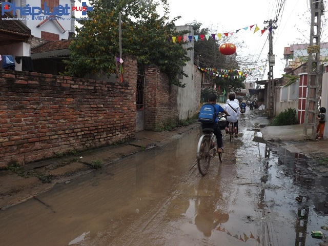 Vì hệ thống cống tắc nghẽn mà đường liên thôn Chi Đông trở thành đường chứa chất thải.
