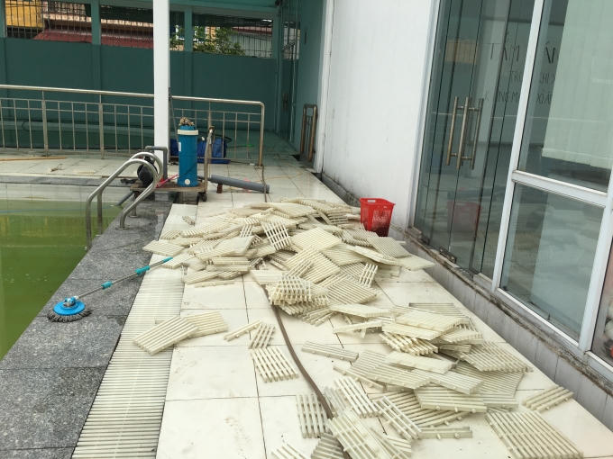 Hy vọng, việc vệ sinh dọn bể như thế này, bể bơi sẽ được mở hoạt động đáp ứng nhu cầu của người dân trong mùa hè này