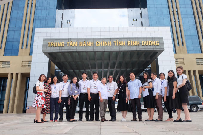 Hai Chi cục chụp ảnh lưu niệm tại Trung tâm Hành chính tỉnh Bình Dương.