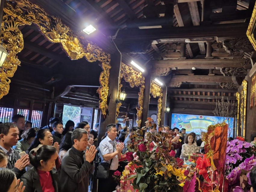 Bên trong chính điện thờ Mâu người dân phải ken nhau để thắp hương, làm lễ.