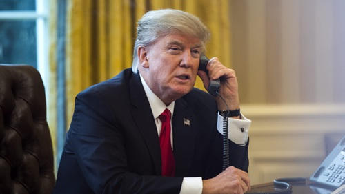 Tổng thống Trump trong một cuộc nói chuyện điện thoại đầu năm nay. Ảnh: Reuters.