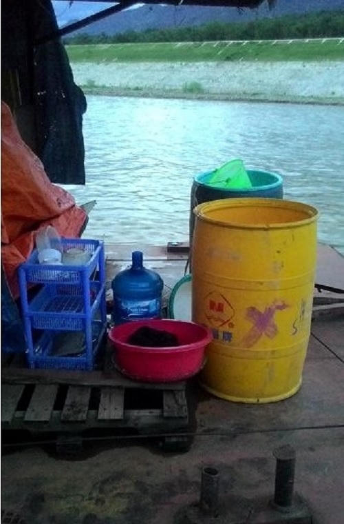 Đây là chỗ để sinh hoạt tắm rửa, giặt giũ của cả gia đình (Ảnh: Bảo Yến).