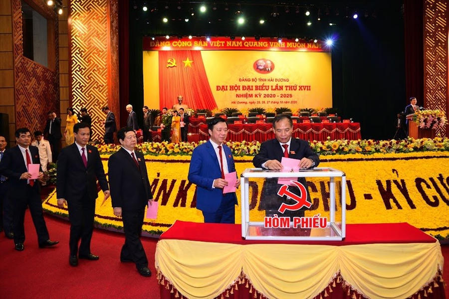 Các Đại biểu bỏ phiếu bầu Ban chấp hành Đảng bộ tỉnh Hải Dương khóa XVII. Ảnh: TTBC/Báo Lao Động.