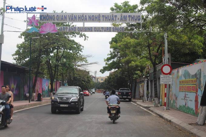 Được biết, UBND quận T&acirc;y Hồ sẽ cho lắp đặt gian h&agrave;ng, tr&ecirc;n tuyến phố ẩm thực.