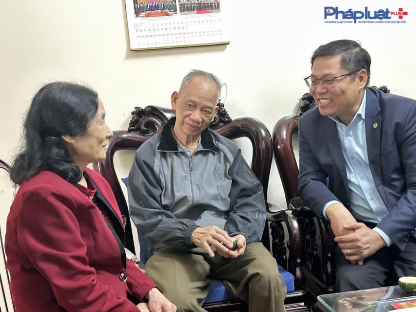 Ông Đặng Đức Quỳnh, Bí thư Đảng ủy - Chủ tịch Hội đồng nhân dân xã Đại Thanh tặng quà, thăm hỏi gia đình người có công trên địa bàn xã.