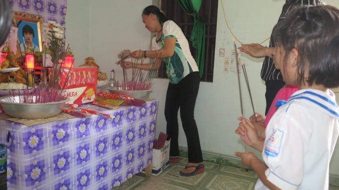 Các bạn học sinh cùng lớp đến thắp nén nhang tiễn đưa các Trung và Hương về nơi an nghỉ. Nhìn những hình ảnh này không ai cầm nổi nước mắt.