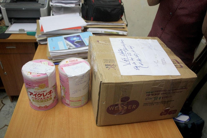 Các hộp sữa mà cơ quan điều tra đang niêm phong (Ảnh: báo Tuổi trẻ)