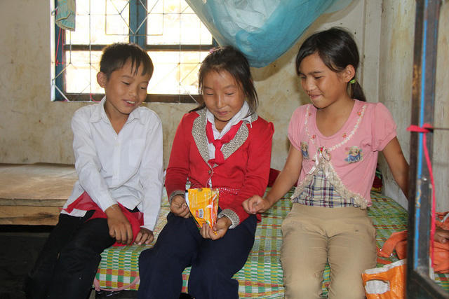 Hết gạo, hết thức ăn, hết tiền nhiều em phải ăn mì tôm cầm cự đến cuối tuần.