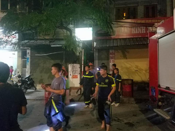 Hàng trăm lính cứu hỏa được huy động để khống chế ngọn lửa.