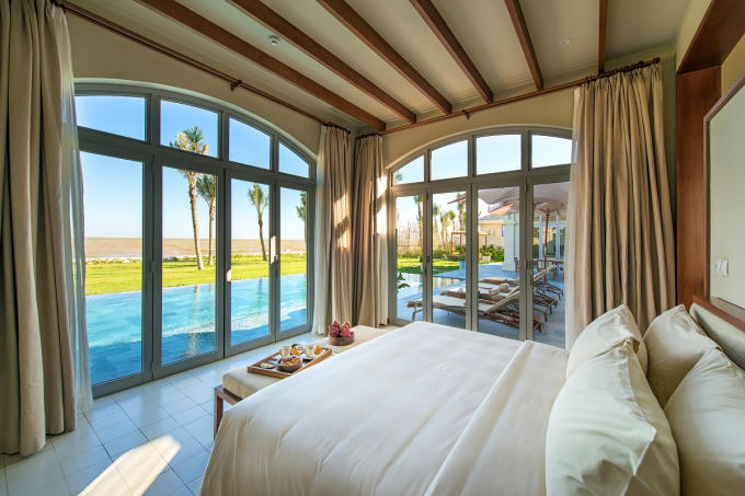 Còn đây là bể bơi vô cực tại  FLC Luxury Resort Samson, khu villa sang trọng tại quần thể FLC Sầm Sơn. Bể bơi xanh mát soi bóng những kiến trúc biệt thự cao cấp và mây trời để tạo ra một khung cảnh lãng mạn khó quên.