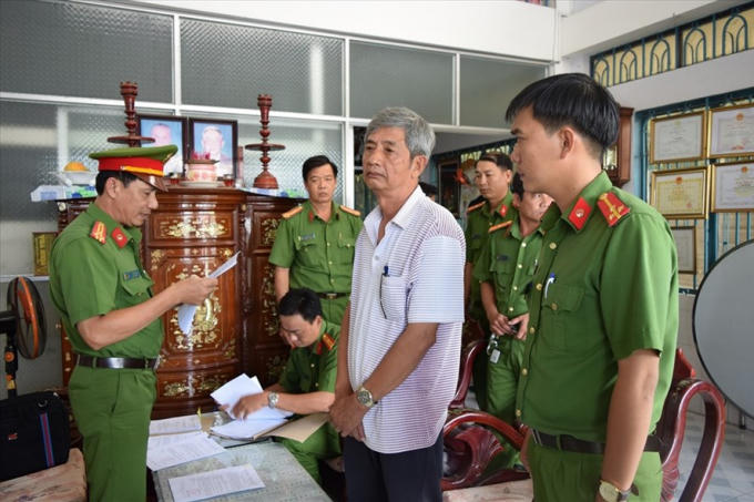 Công an thực hiện lệnh bắt tạm giam dối với ông Diệp Văn Sơn (ảnh công an cung cấp).