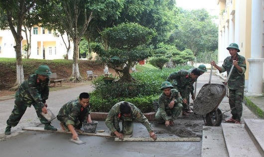 Những người lính công binh Sư đoàn 324 đang láng nền xi măng khối cơ quan, sư đoàn.