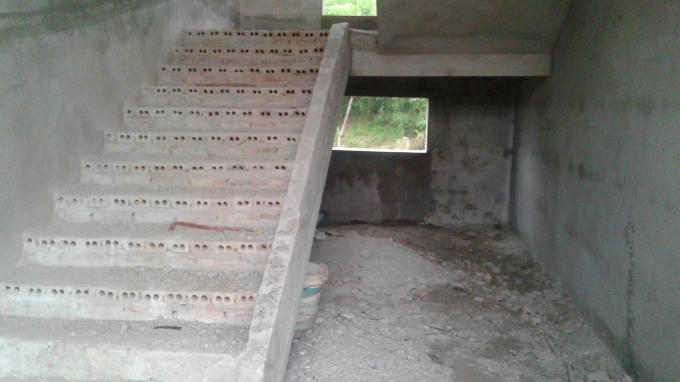 Cầu thang, nền nhà mới chỉ được xây dựng cơ bản.