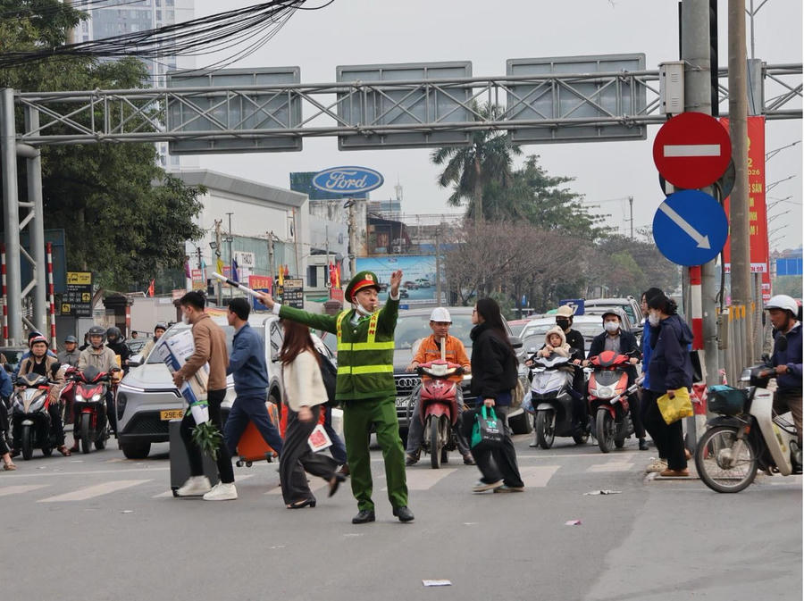 Công an phường Hoàng Liệt phối hợp CSGT điều tiết giao thông tại cửa ngõ phía Nam Thành phố.