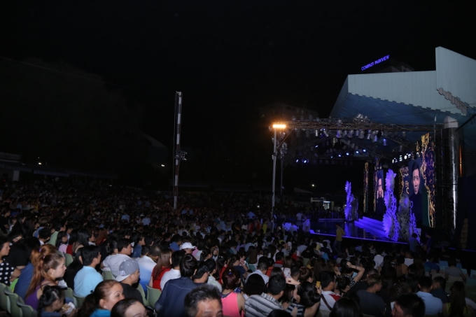 Đông nghịt khán giả đến xem Liveshow của Trấn Thành.