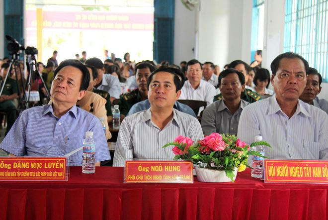 Lãnh đạo Báo PLVN, UBND tỉnh Sóc Trăng và các đơn vị đến tham dự chương trình. Ảnh Thành Thật.