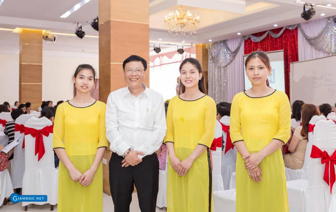 3 Sinh viên tình nguyện và Nhà đào tạo của Start-UP Sông Hồng.