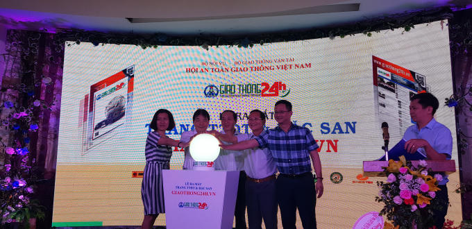 Các lãnh đạo ấn nút ra mắt Trang Thông tin điện tử & Đặc san Giaothong24h.vn