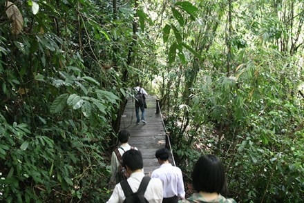 Du khách tham quan Khu du lịch Mađagui.