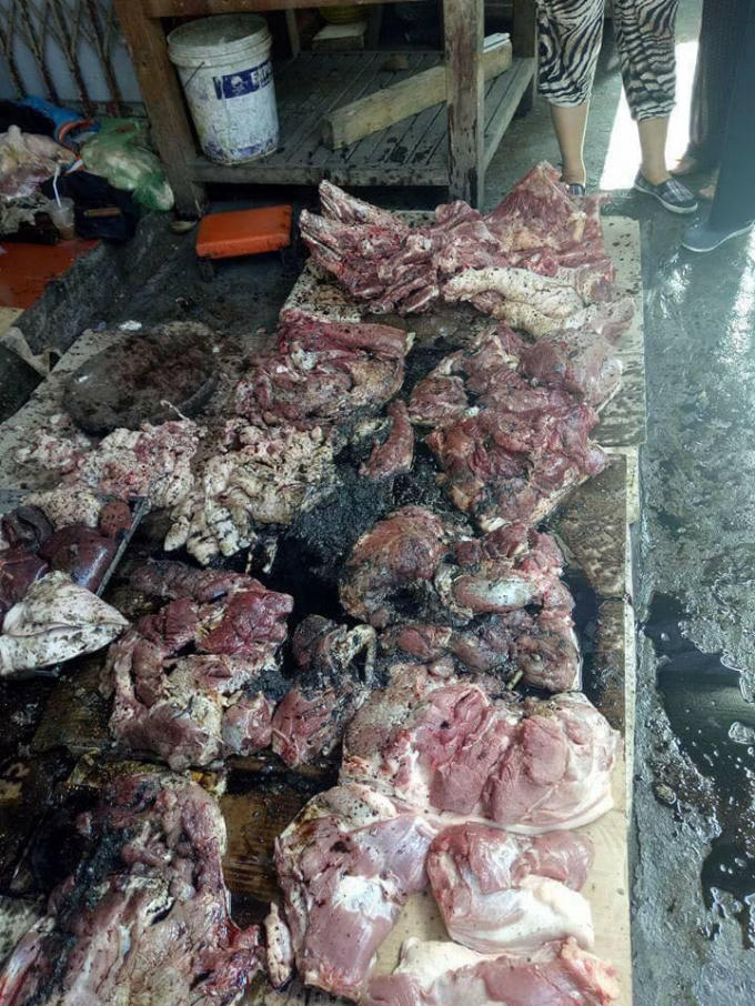 Những miếng thịt lợn bị đổ đầy chất thải. Ảnh: Facebook.