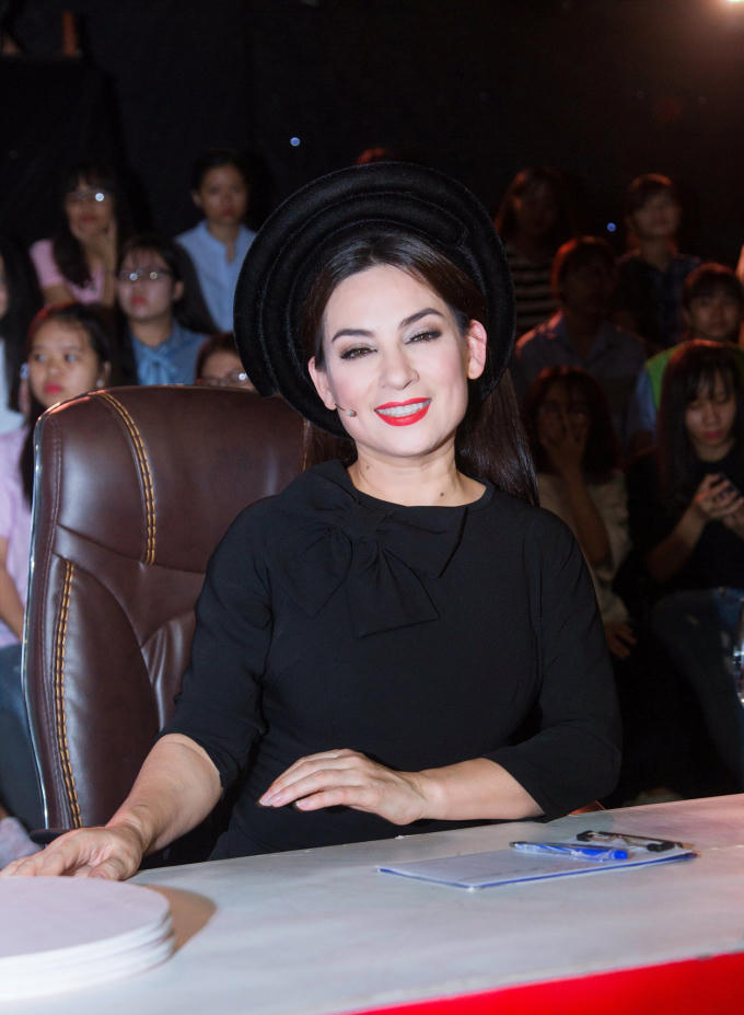 Phi Nhung khoe vẻ đẹp bí ẩn khi làm giám khảo