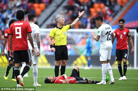 Hamed (Ai Cập, nằm sân) bị đau nên phải rời sân sớm. Ảnh: FIFA via Getty Images