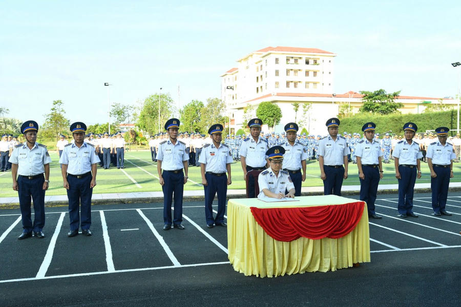 Đại diện chỉ huy các cơ quan, đơn ví ký kết giao ước thi đua.