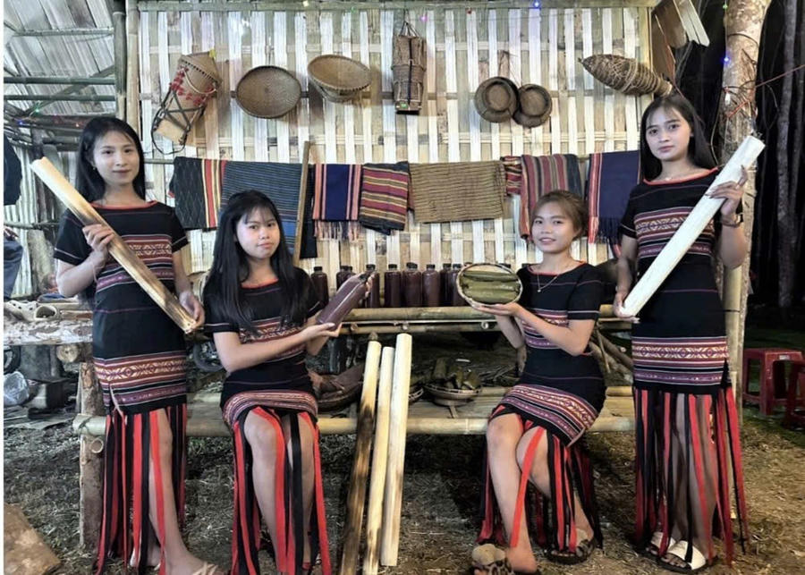 Không gian chơ quê truyền thống do xã Sa Bình tổ chức đã trở thành điểm đến vui chơi cho người dân trong dịp Tết Bính Ngọ 2026. Ảnh: Ngọc Chí