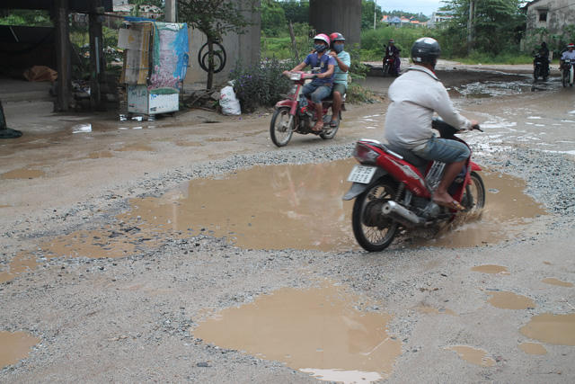 Mặt đường hư hỏng gây nguy hiểm cho người đi đường.