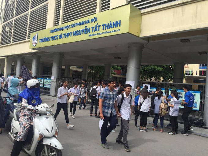 Chỉ hơn 30p làm thủ tục dự thi, giám thị đã cho các em thí sinh ra về.