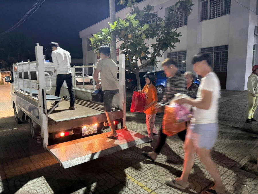 Hình ảnh các đối tượng được di lý từ hiện trường lên xe đặc nhiệm cảnh sát. (ảnh: Công an cung cấp)